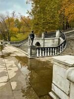 Fontana cascata e le scale nel neskuchny giardino nel Mosca foto