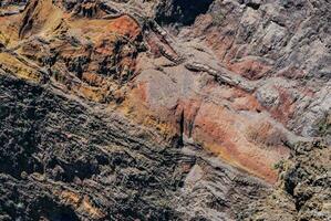 un' montagna con colorato rocce e un' strada foto