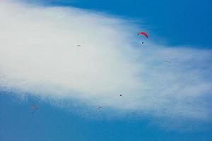 parapendio con tempo soleggiato foto