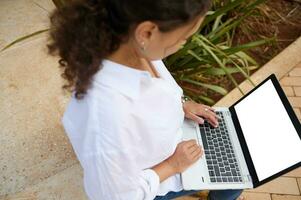 superiore Visualizza attività commerciale donna digitando su computer portatile, remoto Lavorando. adulto alunno studiando in linea. bianca modello digitale schermo foto