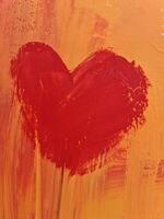 il rosso cuore è dipinto con olio dipingere su il parete. foto