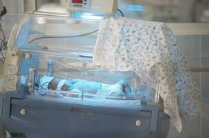 neonato bambino nel il medico scatola a il ospedale.primo piano di un infantile incubatrice tecnologia nel un' medico centro ospedale foto