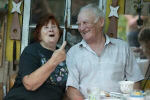 anziano marito e moglie avere divertimento parlando per ogni Altro. foto