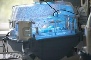 neonato bambino nel il medico scatola a il ospedale.primo piano di un infantile incubatrice tecnologia nel un' medico centro ospedale foto