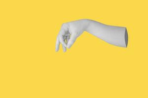 donna mano gesto Tenere qualcosa isolato su giallo sfondo foto