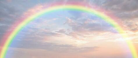 bellissimo arcobaleno con nuvole e blu cielo foto