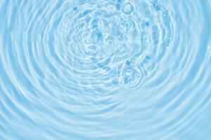 astratto trasparente acqua ombra superficie struttura naturale ondulazione su blu sfondo foto