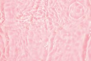 astratto trasparente acqua ombra superficie struttura naturale ondulazione su rosa sfondo foto
