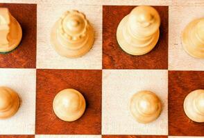pezzi degli scacchi su una scacchiera foto