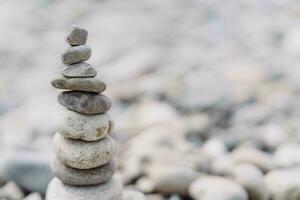 piramide di pietre su il fiume banca. zen zen concetto. foto