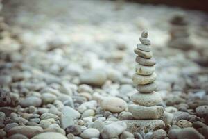 piramide di pietre su il fiume banca. zen zen concetto. foto