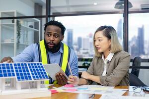 squadra di architettura e ingegneri siamo discutere e di brainstorming su pavimento Piano su pulito energia e energia Salvataggio Casa design utilizzando solare pannello per verde industria e futuristico casa sviluppo foto