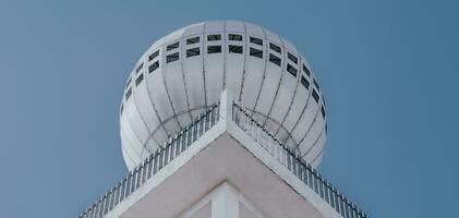 vicino su, Basso angolo di il cupola di il jami peneleh moschea nel surabaya con un' blu cielo sfondo. foto