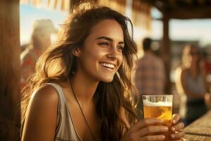 donna sorridente e Tenere un' birra a il spiaggia bokeh stile sfondo con generativo ai foto