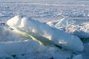 blocchi di ghiaccio sullo sfondo del mare ghiacciato. foto