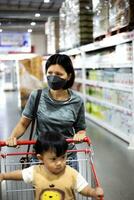 madre e figlio a il supermercato foto