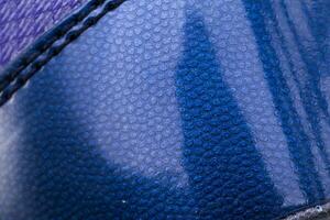 frammento di nero e blu tessuto scarpa da ginnastica. il struttura di il Materiale di gli sport scarpe foto