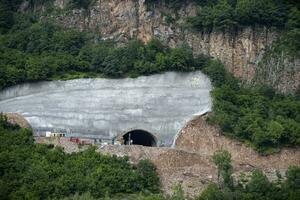 costruzione di un' tunnel nel un' montagnoso la zona. foto