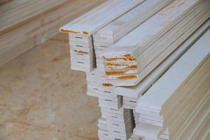 modanatura di rifinitura in legno di grandi dimensioni per materiale da costruzione da costruzione. foto