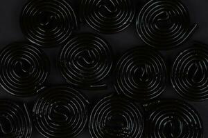 spirale nero sfondo. liquirizia caramella nel il modulo di un' spirale avvicinamento. foto