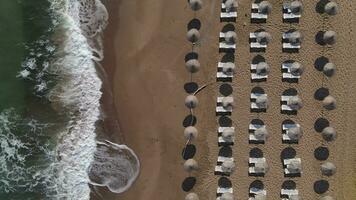 vuoto spiaggia ombrelli dovuto per coronavirus foto