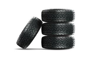 Pila di pneumatici per auto con cerchi in lega isolati su sfondo bianco foto