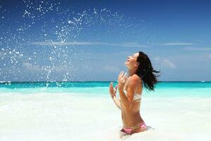 contento donna su il spiaggia foto