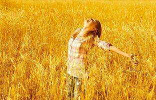 femmina su Grano campo foto