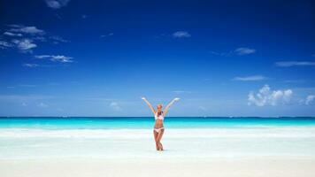 contento ragazza su il spiaggia foto