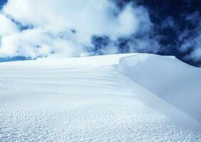 paesaggio montano innevato foto