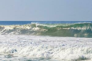 estremamente enorme grande surfer onde a spiaggia puerto escondido Messico. foto