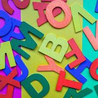sfondo di lettere in legno multicolore foto