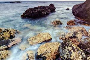 rocce e acqua a il spiaggia foto