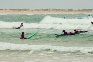 Surf scuole nel baleale isola, Portogallo foto