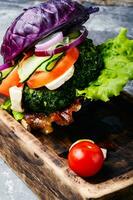 veggie hamburger con verdure foto