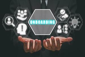 onboarding concetto, uomo d'affari mano Tenere onboarding icona su virtuale schermo, foto