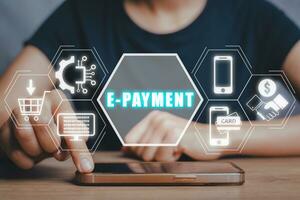 e-payment concetto, persona utilizzando inteligente Telefono su scrivania con e-payment icona su virtuale schermo, in linea pagamento, pagamento di mobile, nuovo normale stile di vita concetto foto