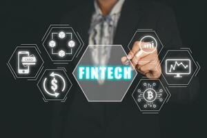 Fintech concetto, attività commerciale donna puntamento fontech icona su virtuale schermo, finanziario tecnologia, in linea bancario e raccolta di fondi. foto