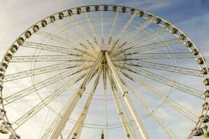 un' grande Ferris ruota è mostrato contro un' blu cielo foto