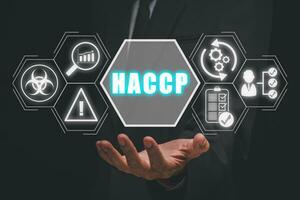 haccp, rischio analisi e critico controllo punti concetto, uomo d'affari mano Tenere rischio analisi e critico controllo punti icona su virtuale schermo. foto