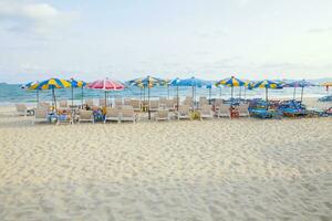 spiaggia sedie e ombrelli su bellissimo mare lato posto foto