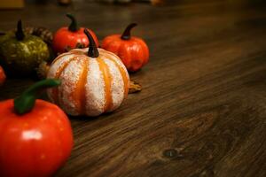 Halloween decorazioni sfondo. Halloween pauroso zucca testa su di legno tavolo Halloween vacanza concetto foto