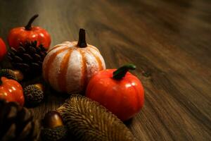 Halloween decorazioni sfondo. Halloween pauroso zucca testa su di legno tavolo Halloween vacanza concetto foto