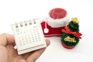 dicembre calendario, Natale albero con Babbo Natale scarpa isolato su bianca sfondo. Natale sfondo. foto