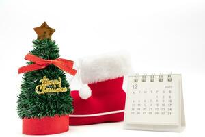 dicembre calendario, Natale albero con Babbo Natale scarpa isolato su bianca sfondo. Natale sfondo. foto