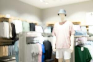 astratto sfocato sfondo di interno capi di abbigliamento memorizzare a shopping centro commerciale. sfocato Immagine sfondo con capi di abbigliamento negozio. foto