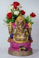 contento ganesh Chaturthi Festival - indiano indù Dio signore ganesh statua fatto di argilla con fiori su bianca sfondo. foto