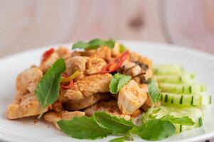 mescolare la pasta di peperoncino di pollo fritto in un piatto bianco. foto