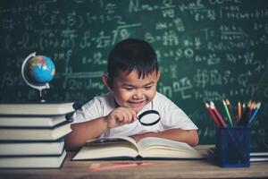 bambino che osserva o studia il modello educativo del globo in classe. foto