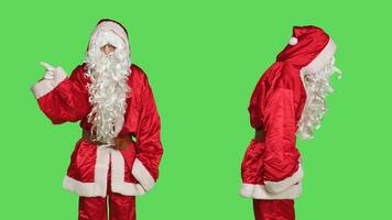 padre Natale dice no nel studio, essere deluso di cattivo bambini in piedi contro schermo verde sfondo. persona indossare festivo Santa Claus completo da uomo, atto frustrato e dispiaciuto. foto